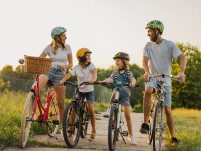 Familie bei Fahrradtour