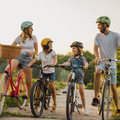Familie bei Fahrradtour