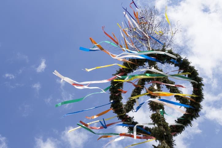 Bunt geschmückter Maibaum zum 01. Mai 2024 im Vogelsbergkreis